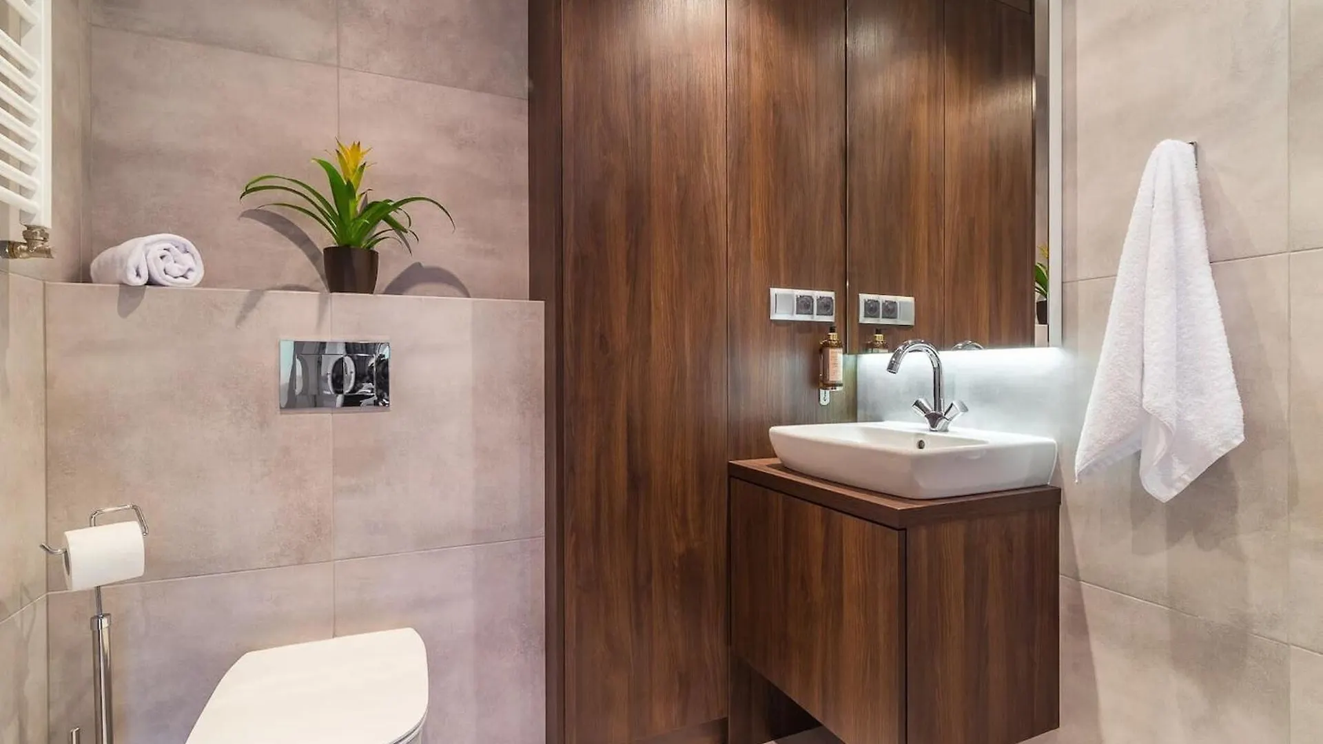 Bruna 2 - Charming Apartment By Noclegi Renters Warsaw